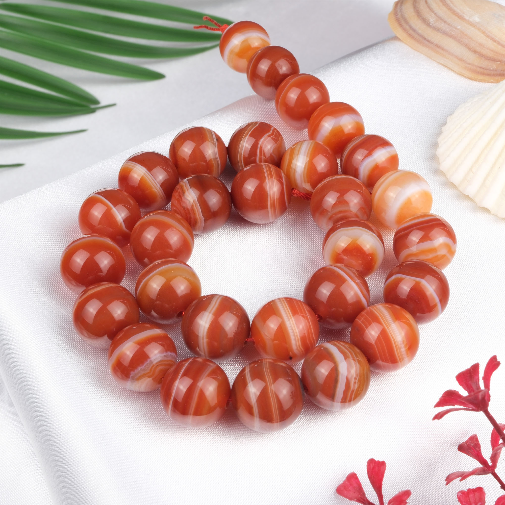 2a-kalite-madagaskar-akik-dizi-dogal-tas-dizi-14mm-safir-tas-evi (2) 2A Kalite Madagaskar Akik doğal taş dizi 14 mm – kahverengi, gri ve beyaz tonların uyumuyla denge, dayanıklılık ve koruma sağlayan toptan doğal taş dizi