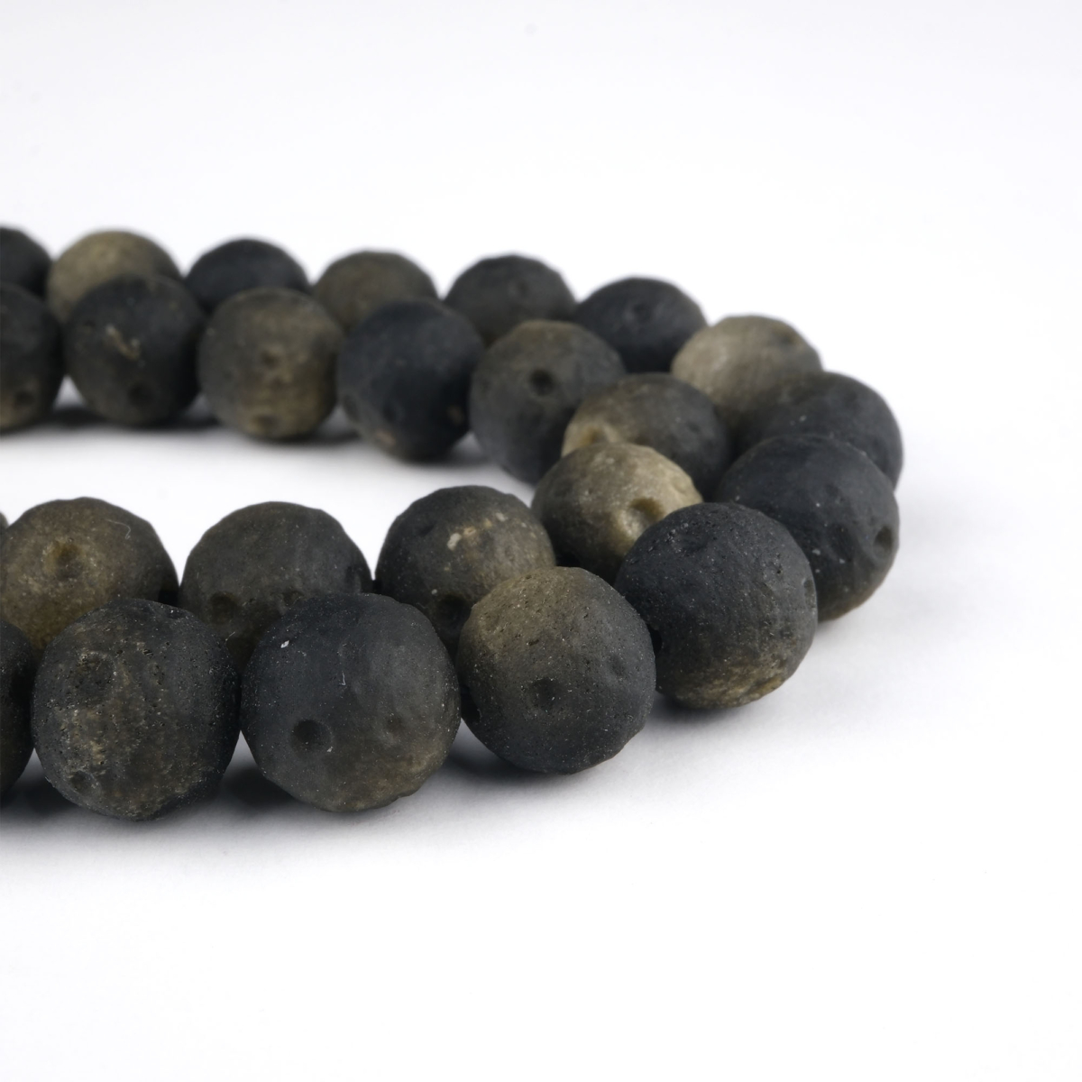 Gold Aerolite Obsidyen doğal taş dizi 8 mm – siyah zemin üzerindeki altın tozlu parlak dokusuyla koruma, farkındalık ve enerji arınması sağlayan toptan doğal taş dizi