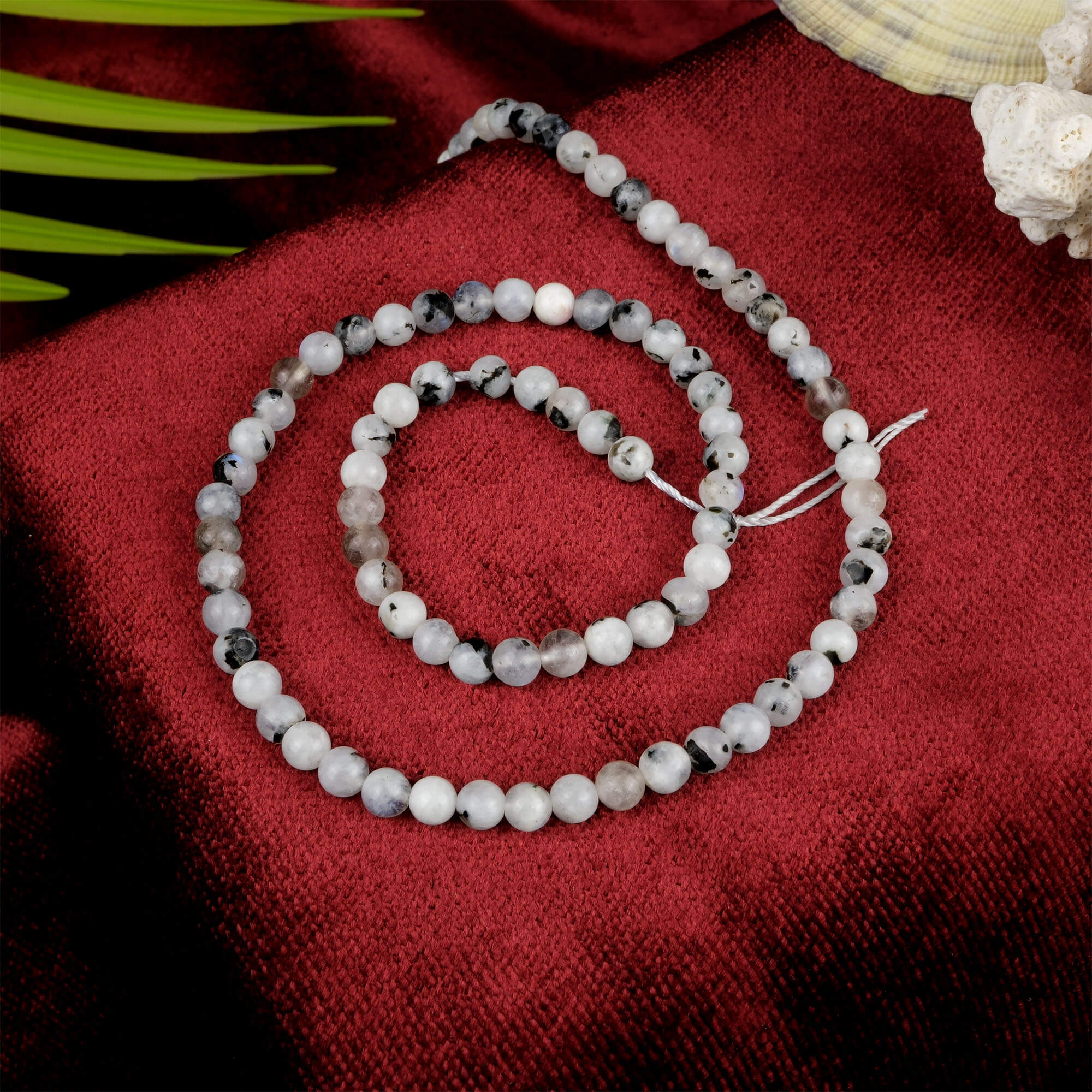 hindistan-aytasi-dizi-dogal-tas-dizi-4mm-safir-tas-evi (2) Hindistan Aytaşı doğal taş dizi 4 mm – sedefli beyaz ve mavi yansımalarıyla sezgi, huzur ve duygusal denge sağlayan toptan doğal taş dizi