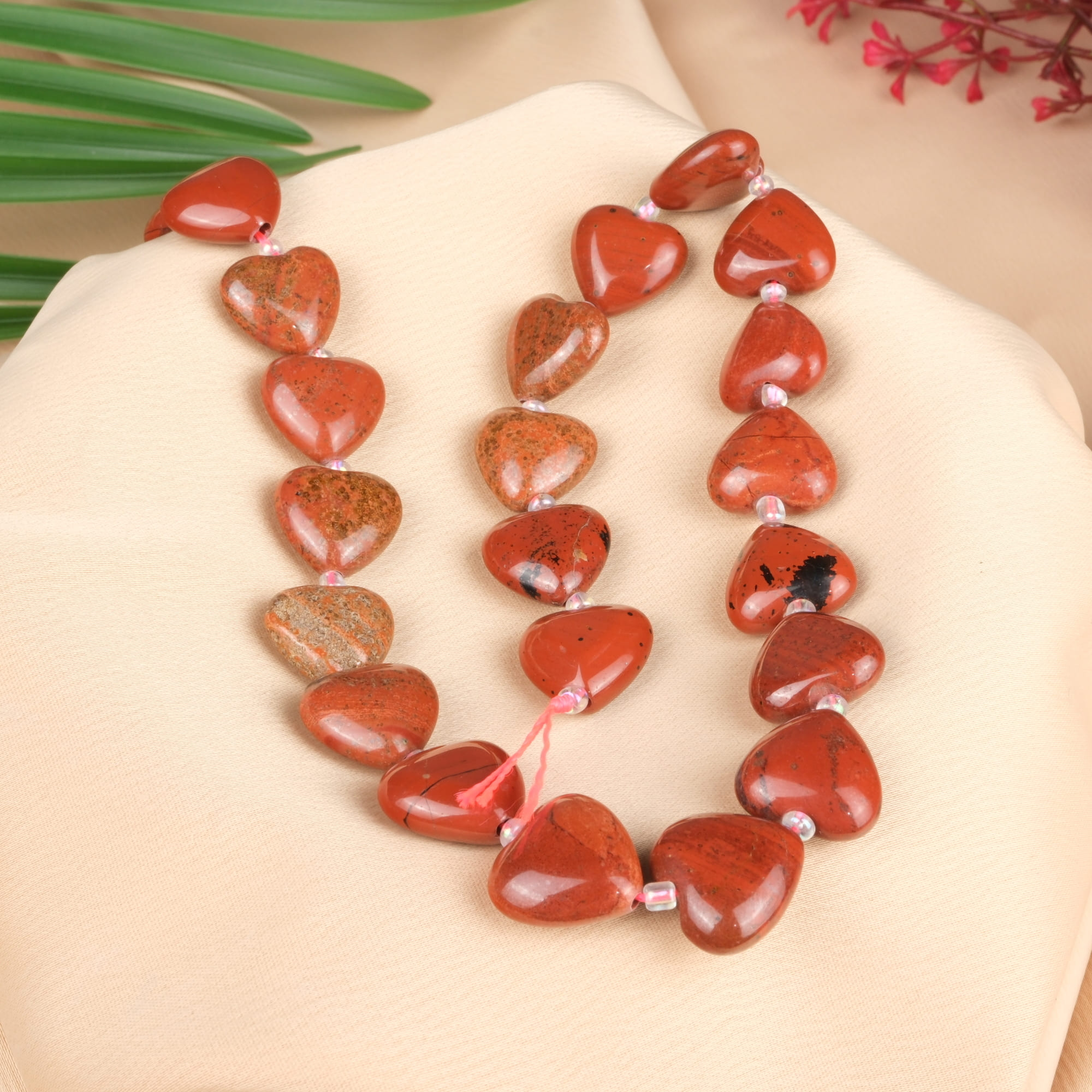 kirmizi-jasper-15mm-kalp-dizi-dogal-tas-dizi-safir-tas-evi-1.jpg Kırmızı Jasper Kalp Doğal Taş Dizi (15mm) - Görsel 1
