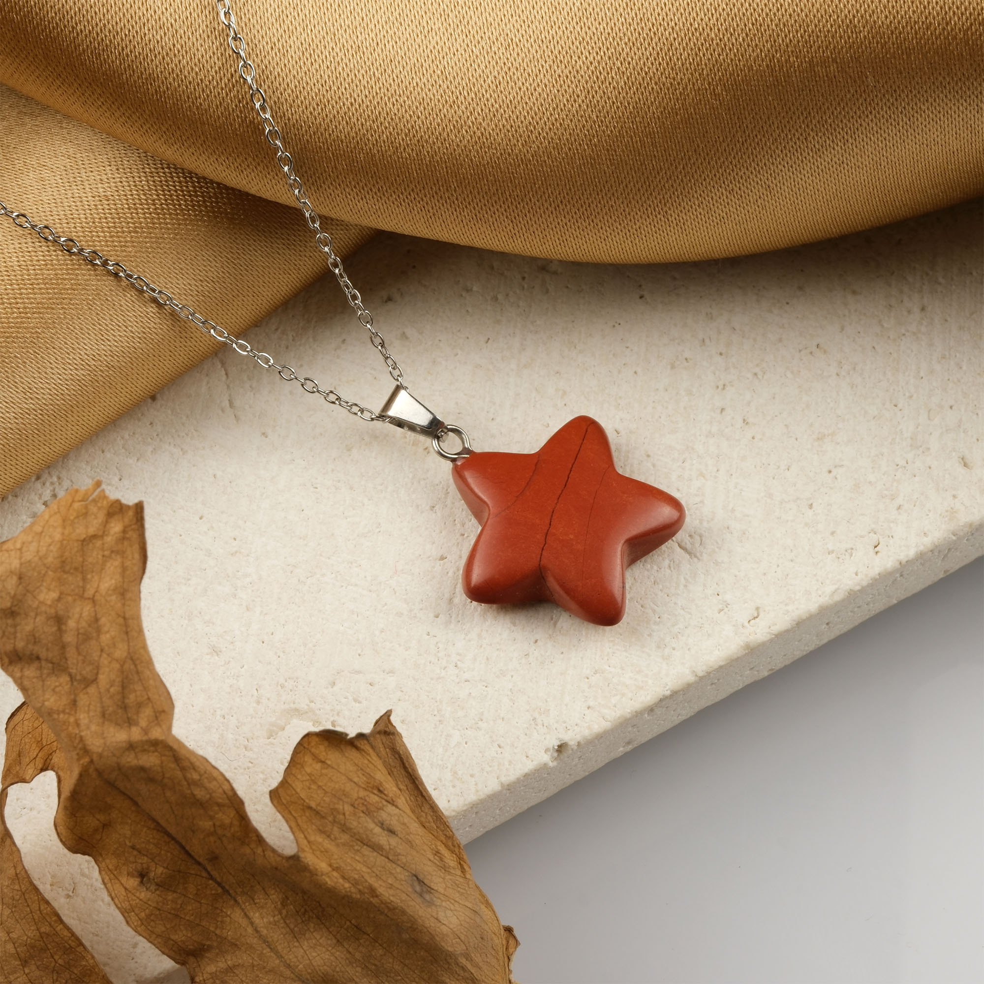kirmizi-jasper-kolye-dogal-tas-kolye-safir-tas-evi-yildiz- (4) Kırmızı Jasper yıldız kolye – cesaret ve canlılık enerjisini temsil eden doğal taş takı Yıldız model kırmızı jasper kolye – gücü ve kararlılığı sembolize eder Toptan doğal taş kolye – kırmızı jasperın pozitif enerjisini hissedin Günlük kullanımda denge ve zarafet sunan kırmızı jasper yıldız kolye