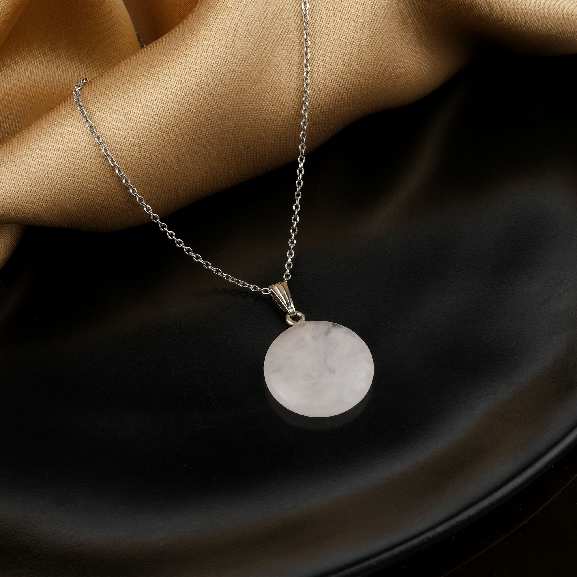 kristal-kuvars-kolye-dogal-tas-kolye-safir-tas-evi-yuvarlak-modeli- (4) Kristal Kuvars yuvarlak model kolye – saf enerjisiyle zarif ve dengeli bir görünüm Yuvarlak kesim kristal kuvars kolye – pozitif enerjiyi yansıtan doğal taş takı Şeffaf kristal kuvars kolye – ruhsal huzuru ve dengeyi destekleyen zarif aksesuar Toptan doğal taş kolye – estetik formda enerji taşıyla doğal şıklık