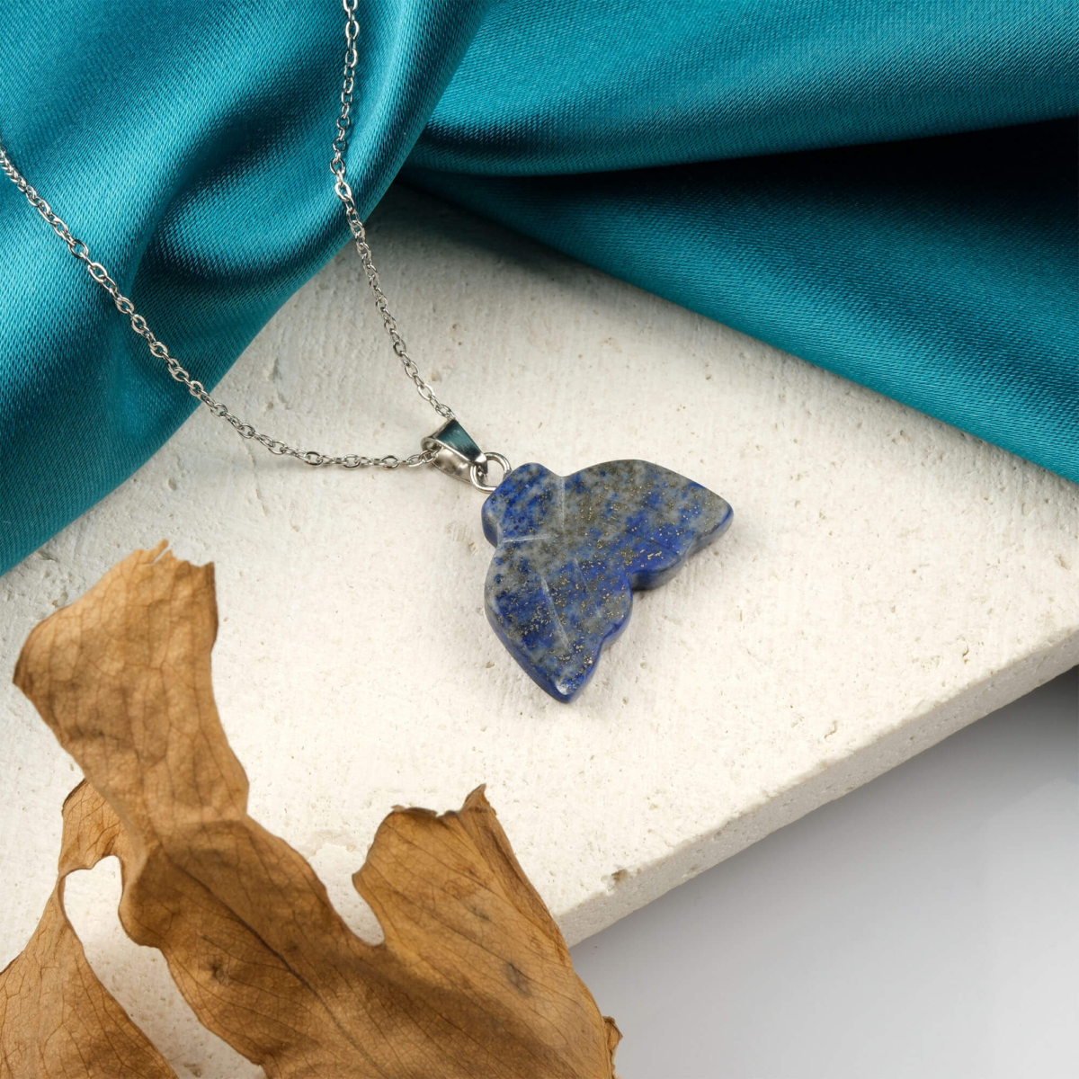 Lapis Lazuli doğal taş kolye – bilgelik ve sezgiyi artıran kadim mavi taş Lapis Lazuli kolye – zarafet ve ruhsal farkındalık sağlayan enerji taşı Derin mavi lapis lazuli kolye – içsel huzur ve dengeyi temsil eden doğal taş takı Toptan doğal taş kolye – şıklık ve spiritüel güç bir arada