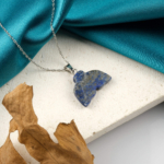 Lapis Lazuli doğal taş kolye – bilgelik ve sezgiyi artıran kadim mavi taş Lapis Lazuli kolye – zarafet ve ruhsal farkındalık sağlayan enerji taşı Derin mavi lapis lazuli kolye – içsel huzur ve dengeyi temsil eden doğal taş takı Toptan doğal taş kolye – şıklık ve spiritüel güç bir arada