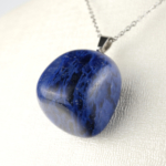 Lapis Lazuli doğal taş kolye – derin mavi tonlarıyla bilgelik ve güç simgesi Lapis Lazuli kolye – içsel huzur ve sezgiyi güçlendiren doğal taş takı Zarif lapis lazuli kolye – enerjisiyle ruhsal farkındalık ve zarafet sağlar Toptan doğal taş kolye – estetik görünüm ve kadim taş enerjisi bir arada