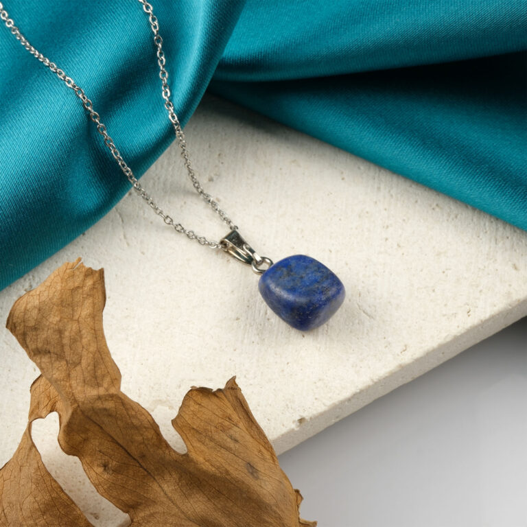 Lapis Lazuli doğal taş kolye – mavi tonlarıyla bilgelik ve sezgiyi uyandırır Derin mavi lapis lazuli kolye – ruhsal farkındalık ve içsel huzurun taşı Lapis Lazuli kolye – kadim enerjisiyle denge ve zarafeti buluşturur Toptan doğal taş kolye – estetik ve enerjisel güç bir arada