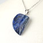 Lapis Lazuli yaprak model kolye – doğadan ilham alan bilgelik ve enerji taşı Yaprak kesim lapis lazuli kolye – zarafet ve içsel dengeyi yansıtan doğal taş takı Lapis Lazuli kolye – mavi tonlarıyla huzur, sezgi ve estetiği birleştirir Toptan doğal taş kolye – doğanın enerjisiyle ruhsal denge ve zarafet