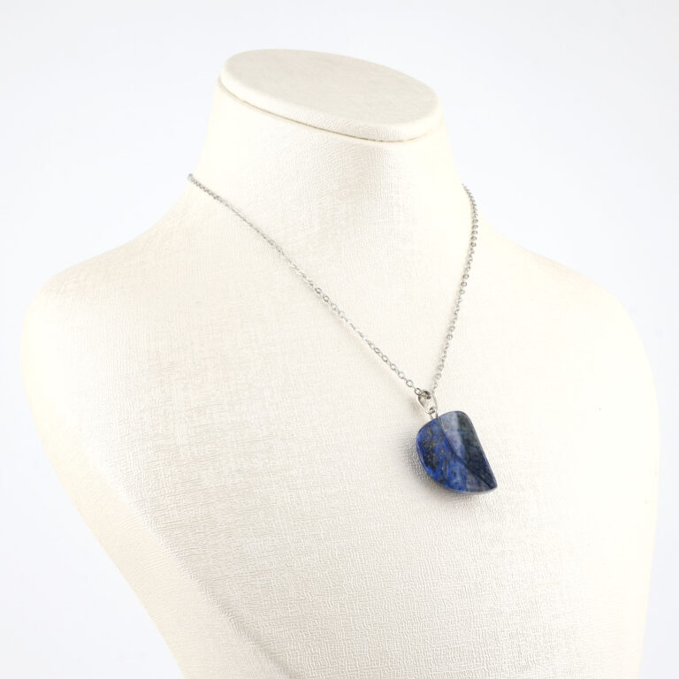 Lapis Lazuli yaprak model kolye – doğadan ilham alan bilgelik ve enerji taşı Yaprak kesim lapis lazuli kolye – zarafet ve içsel dengeyi yansıtan doğal taş takı Lapis Lazuli kolye – mavi tonlarıyla huzur, sezgi ve estetiği birleştirir Toptan doğal taş kolye – doğanın enerjisiyle ruhsal denge ve zarafet