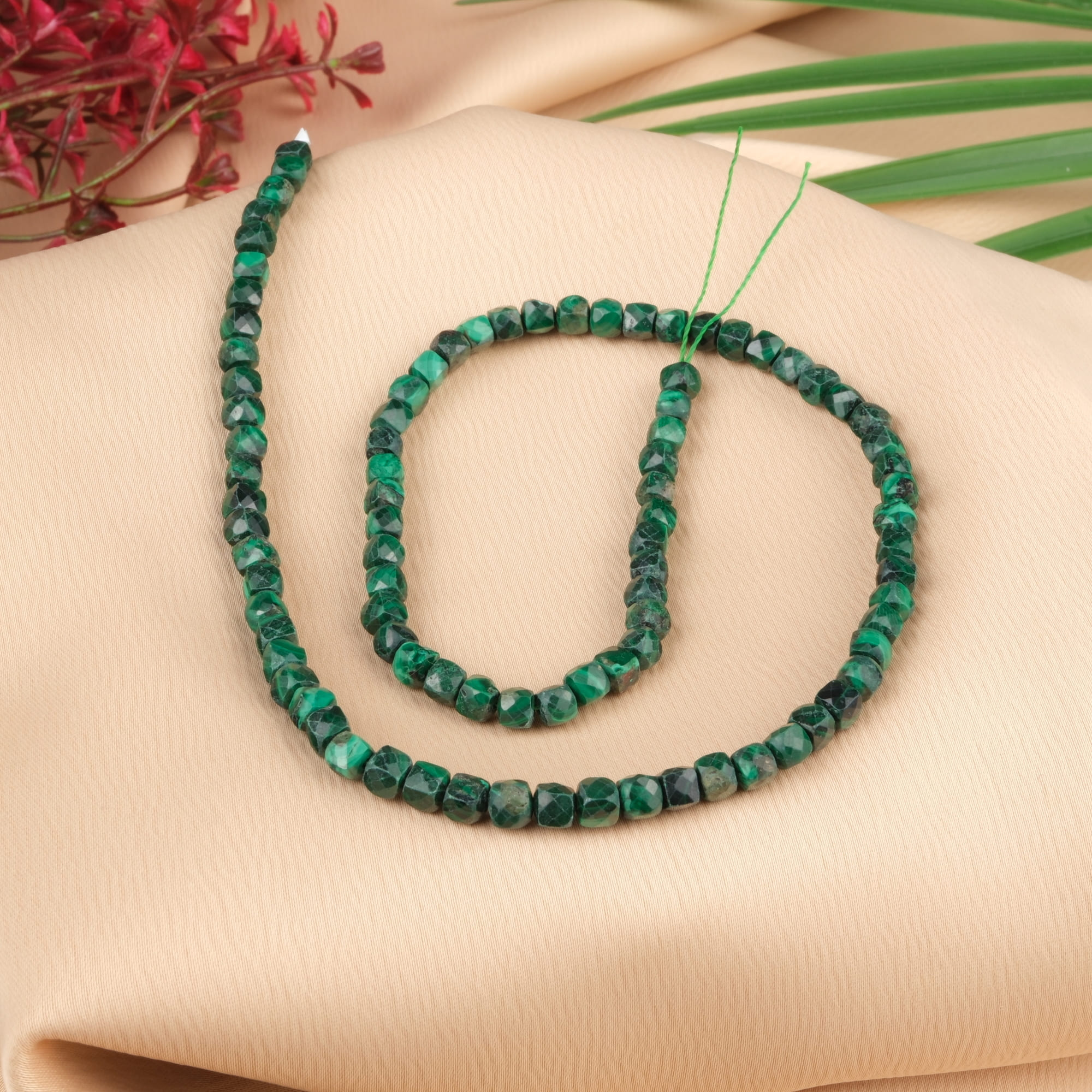 malahit-dizi-dogal-tas-dizi-kup-kesim-4mm-safir-tas-evi-1.jpg Malahit Küp Kesim Doğal Taş Dizi (4mm) - Görsel 1