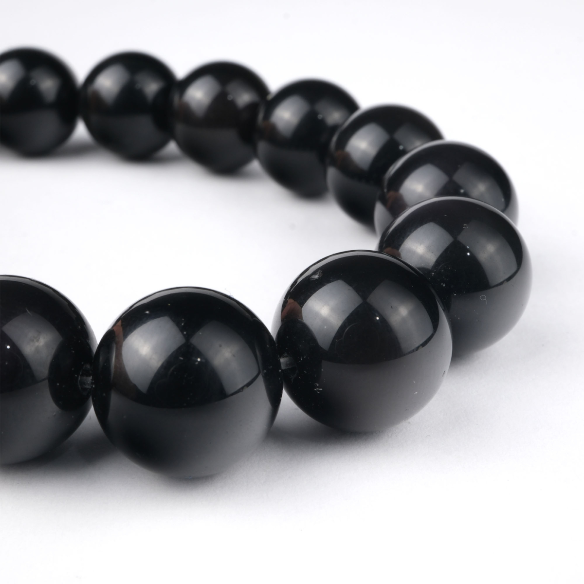 Obsidyen doğal taş dizi 14 mm – volkanik kökenli yapısıyla güçlü koruma, farkındalık ve enerji arınması sağlayan toptan doğal taş dizi