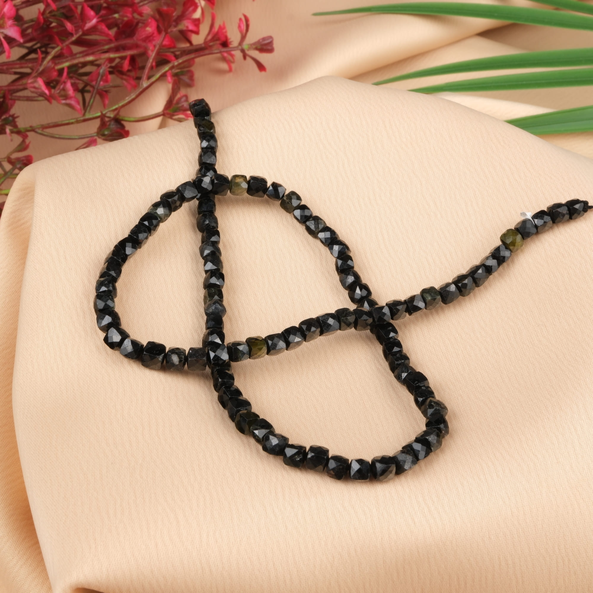 obsidyen-dizi-dogal-tas-dizi-4mm-kup-kesimli-safir-tas-evi-1-1.jpg Küp Kesimli Obsidyen Doğal Taş Dizi (4mm) - Görsel 1