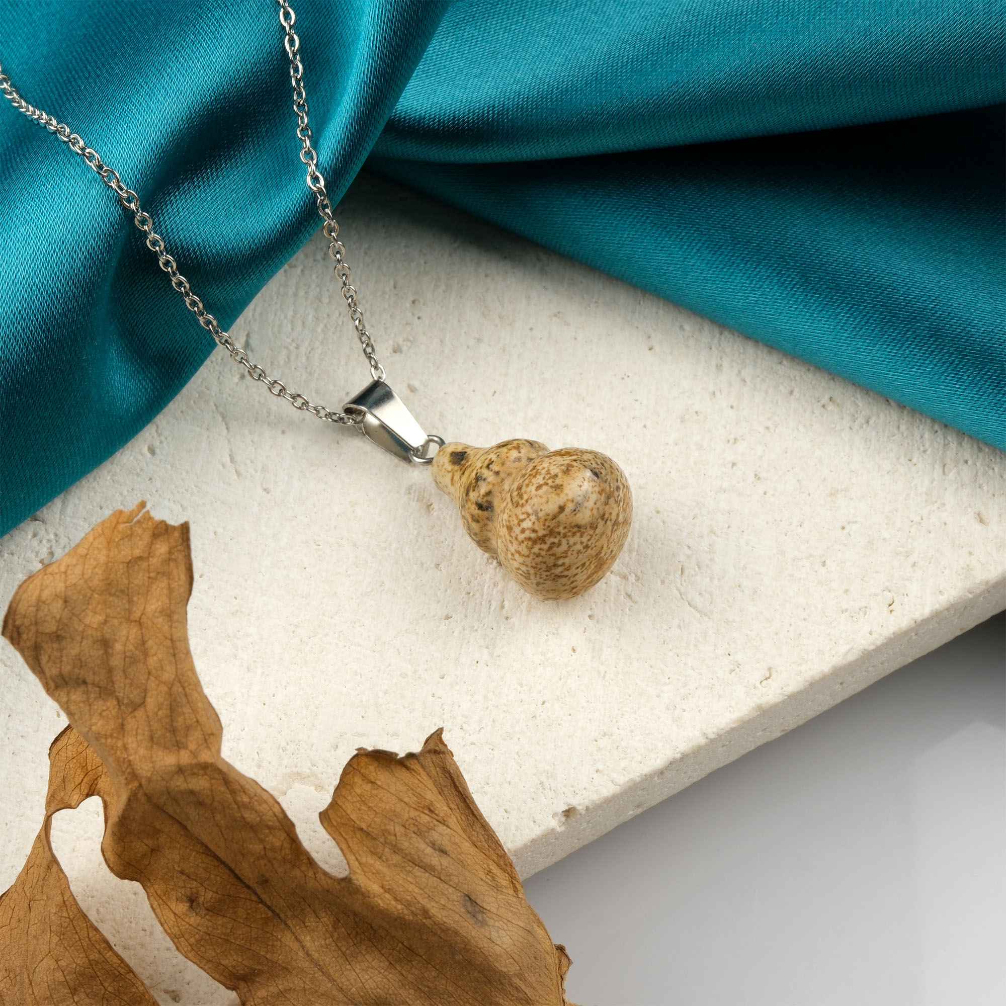 odun-jasper-kolye-dogal-tas-kolye-safir-tas-evi- (4) Odun Jasper doğal taş kolye – doğanın toprak tonlarında güç ve denge enerjisi Jasper kolye – köklenme ve dayanıklılığı simgeleyen doğal taş takı Odun Jasper kolye – sakinlik ve kararlılığı destekleyen zarif aksesuar Toptan doğal taş kolye – estetik görünüm ve güçlü taş enerjisi bir arada