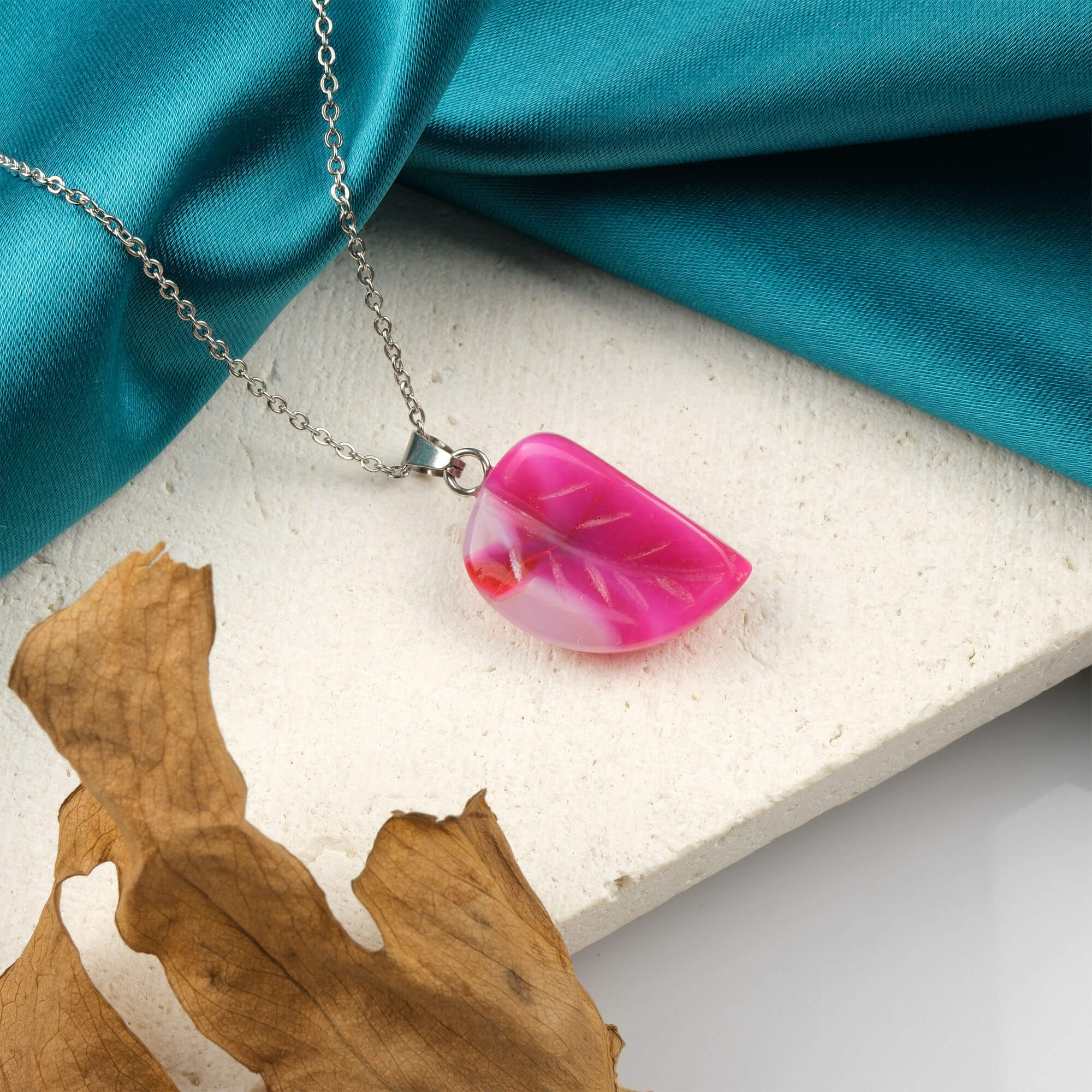 pembe-akik-kolye-dogal-tas-kolye-safir-tas-evi-yaprak-modeli- (1) Pembe Akik yaprak model kolye – sevgi ve huzurun zarif enerjisini taşır Yaprak kesim pembe akik kolye – pozitif duyguları güçlendiren doğal taş Pembe akik doğal taş kolye – kalp çakrasını dengeleyen estetik takı Toptan doğal taş kolye – zarafet ve sevgi enerjisini bir araya getirir