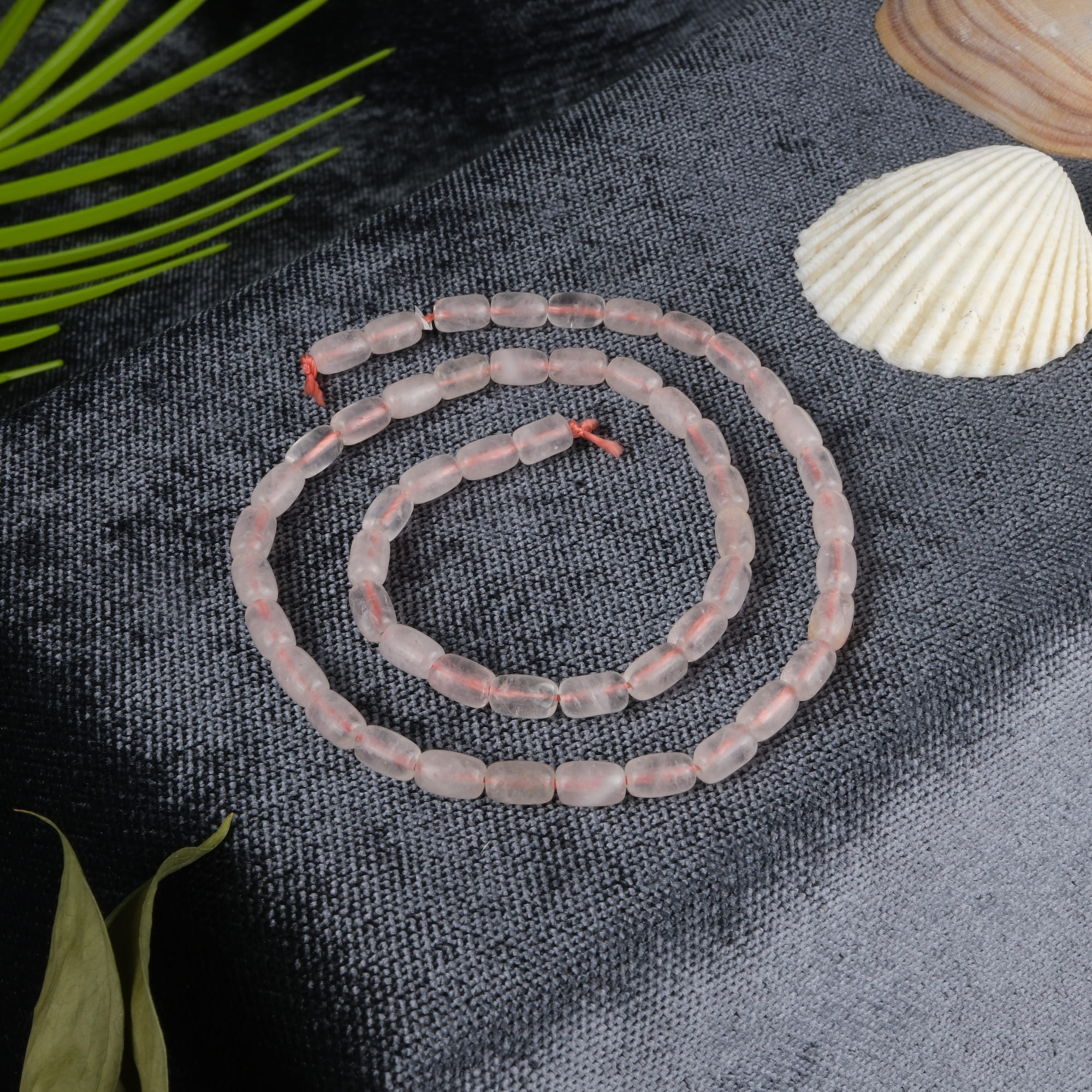 pembe-kuvars-dizi-dogal-tas-dizi-4x7mm-arpa-kesim-safir-tas-evi-1.jpg Pembe Kuvars Doğal Taş Dizi (4x7mm Arpa Kesim) - Görsel 1