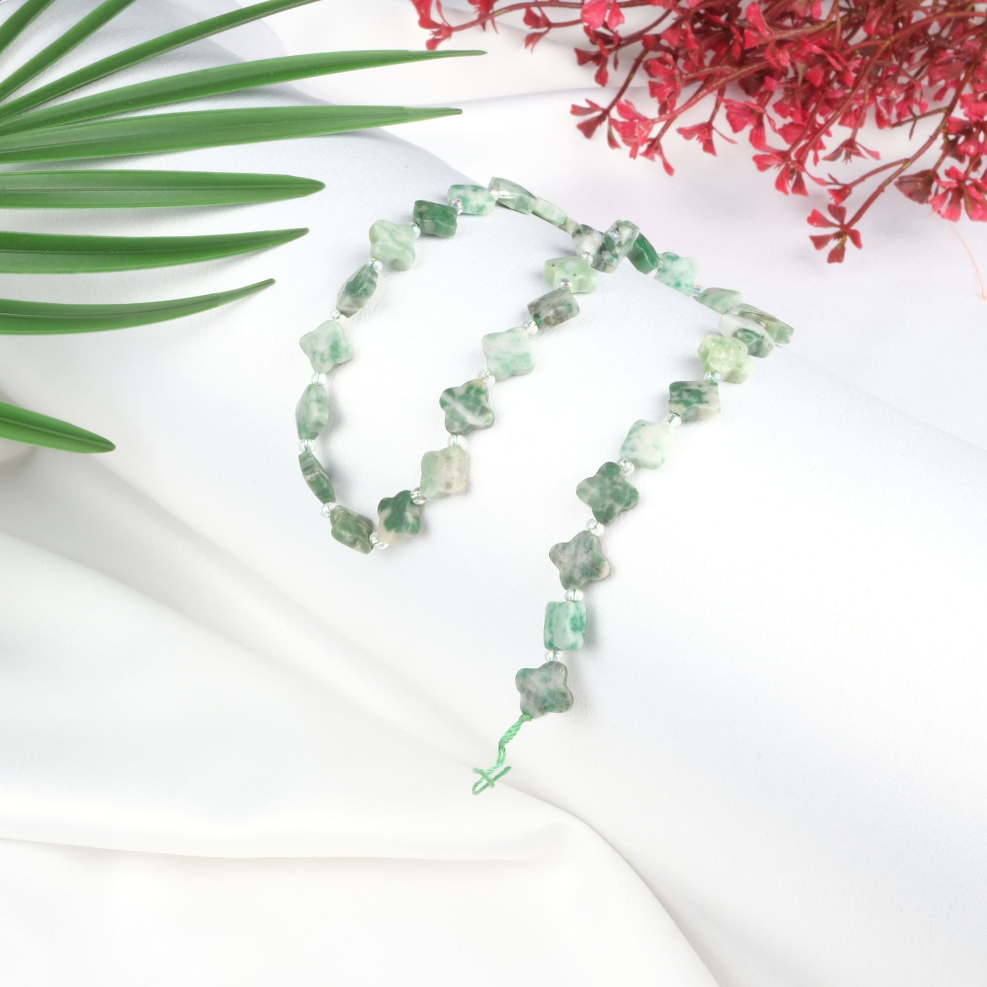 yesil-jasper-dizi-dogal-tas-dizi-yonca-kesim-10mm-safir-tas-evi-2.jpg Yeşil Jasper Yonca Kesim Doğal Taş Dizi (10mm) - Görsel 1