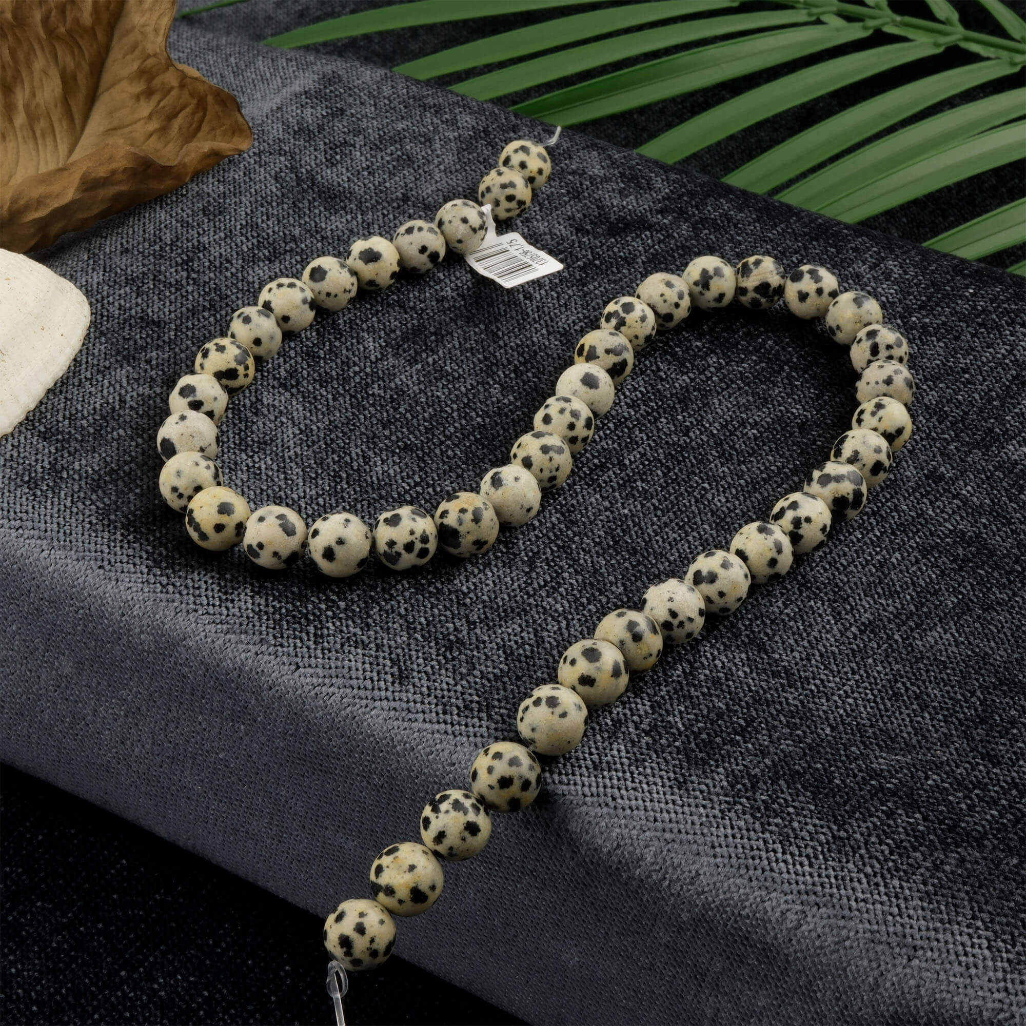 dalmacyali-jasper-dizi-dogal-tas-dizi-8mm-safir-tas-evi- (2) Dalmaçyalı Jasper doğal taş dizi 8mm – krem zemin üzerindeki siyah benekleriyle denge, sadakat ve pozitif enerji sağlayan toptan doğal taş dizi.