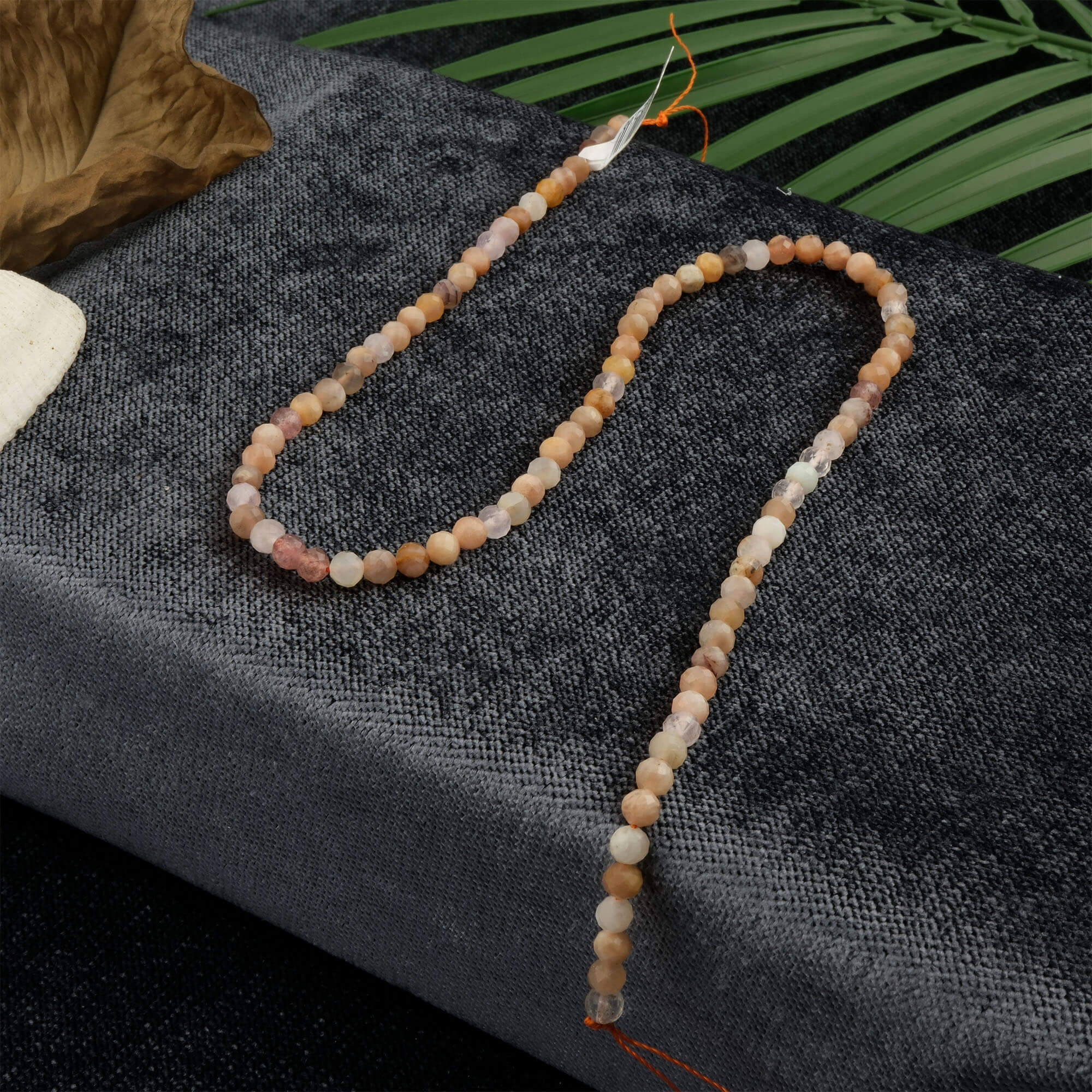 kesimli-gunes-tasi-dizi-dogal-tas-dizi-4mm-safir-tas-evi- (2) Kesimli Güneş Taşı doğal taş dizi 4mm – turuncu ve altın yansımalarıyla canlılık, özgüven ve neşe enerjisi yayan toptan doğal taş dizi.