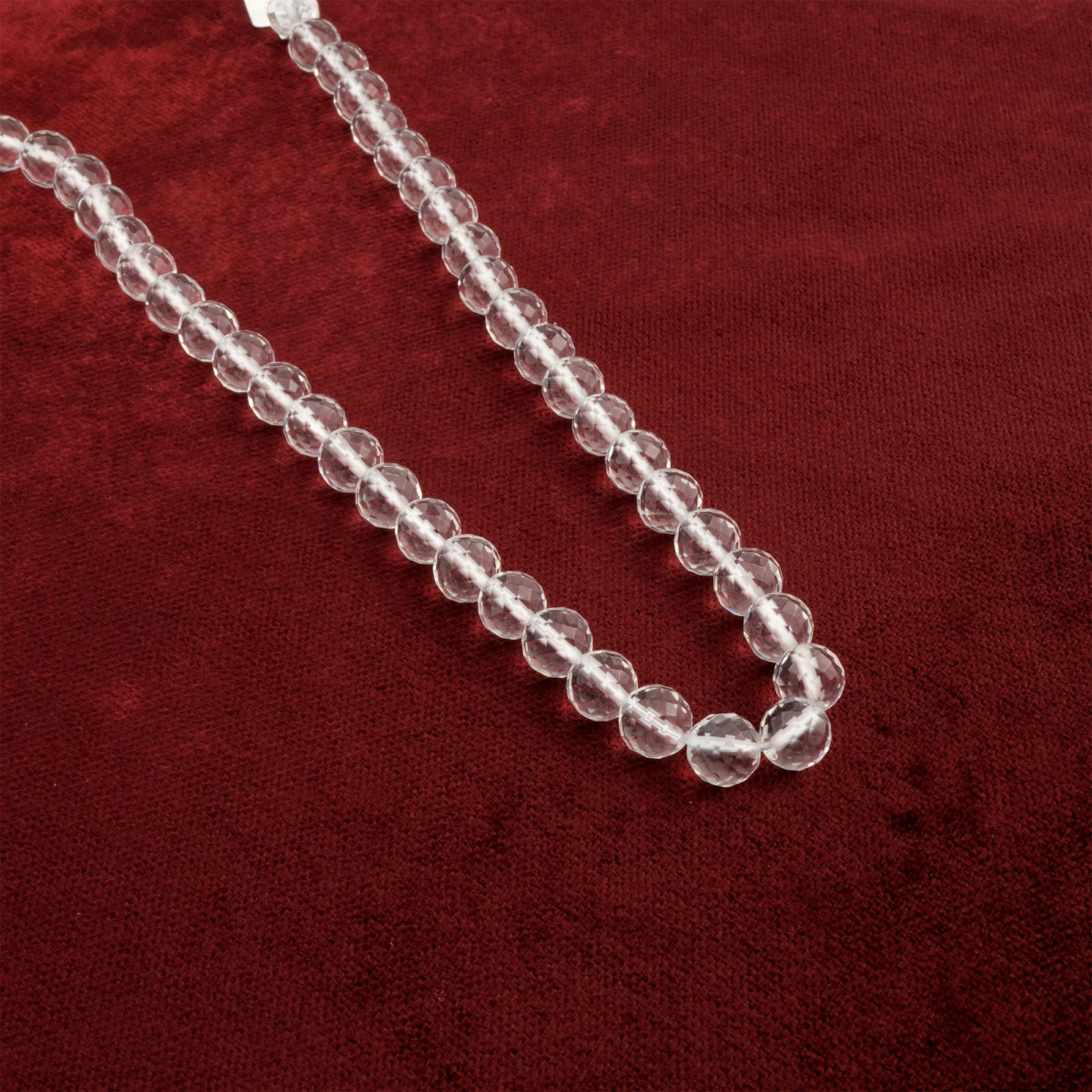 Kesimli Kristal Kuvars 8mm toptan doğal taş dizi – şeffaf yapısıyla enerji dengeleme ve arınma sağlayan taş; kesimli formu sayesinde ışığı mükemmel şekilde yansıtır, zarif takı tasarımları için idealdir.