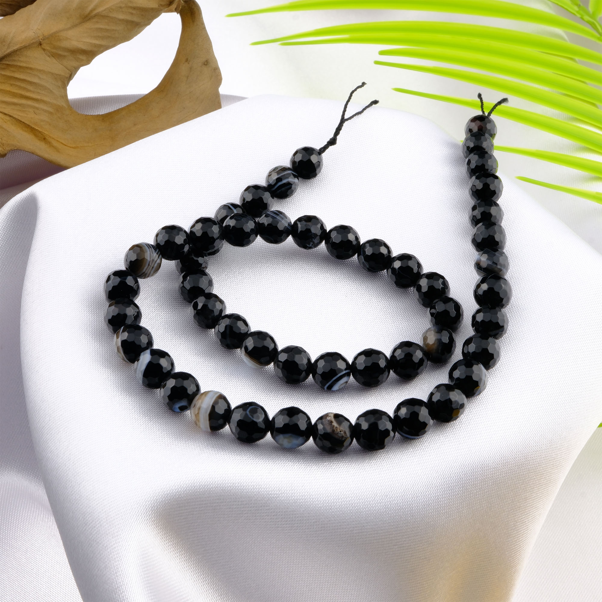 kesimli-madagaskar-siyah-akik-dizi-dogal-tas-dizi-8mm-safir-tas-evi- (1) Kesimli Madagaskar Siyah Akik toptan doğal taş dizi 8mm – parlak siyah tonlarıyla koruma, güç ve denge enerjisi sunan doğal taş.