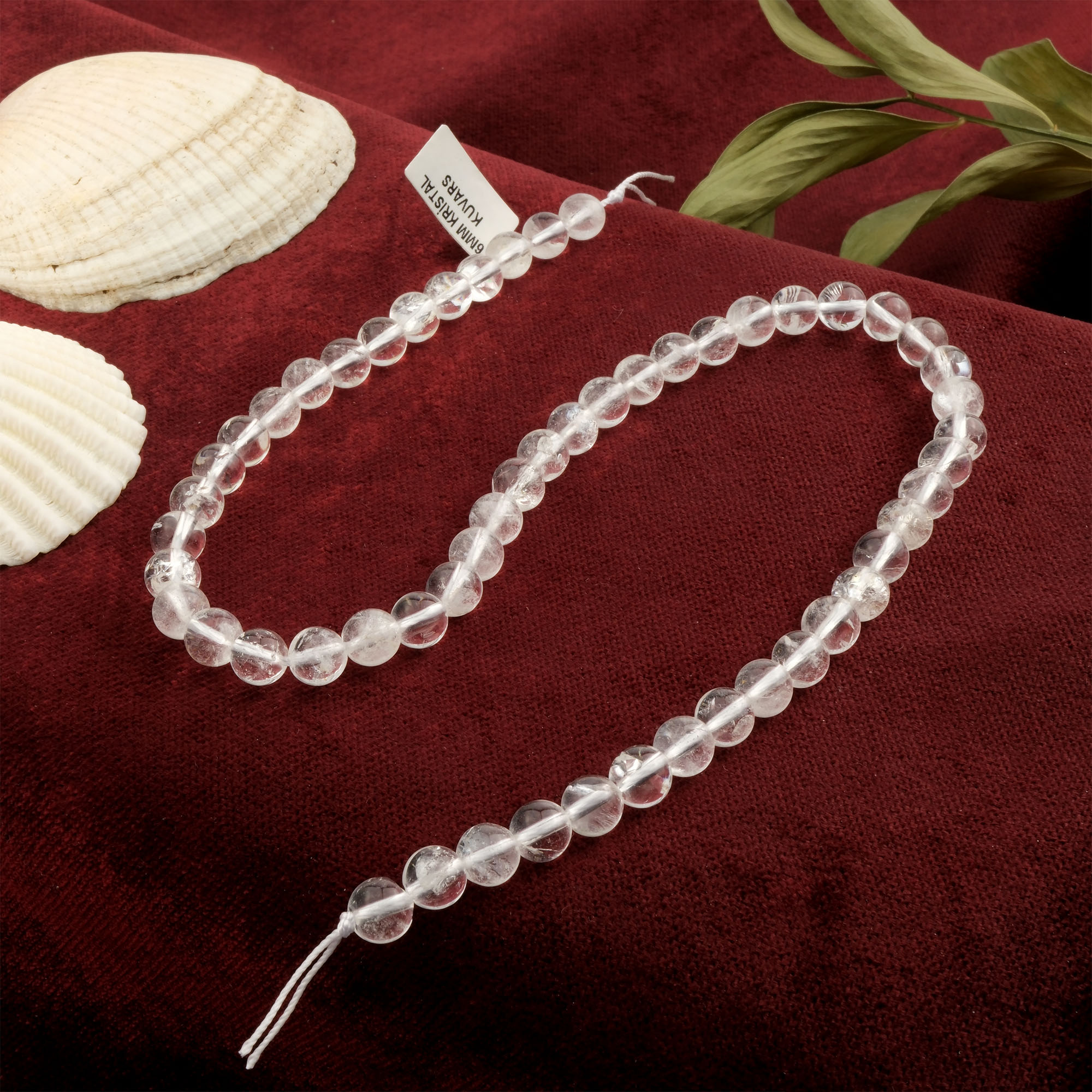 kristal-kuvars-dizi-dogal-tas-dizi-6mm-safir-tas-evi- (4) Kristal Kuvars taşı, berrak yapısı ve güçlü enerji iletimi sayesinde odaklanma, arınma ve denge sağlayan; şeffaf parlak yüzeyli toptan doğal taş dizi.