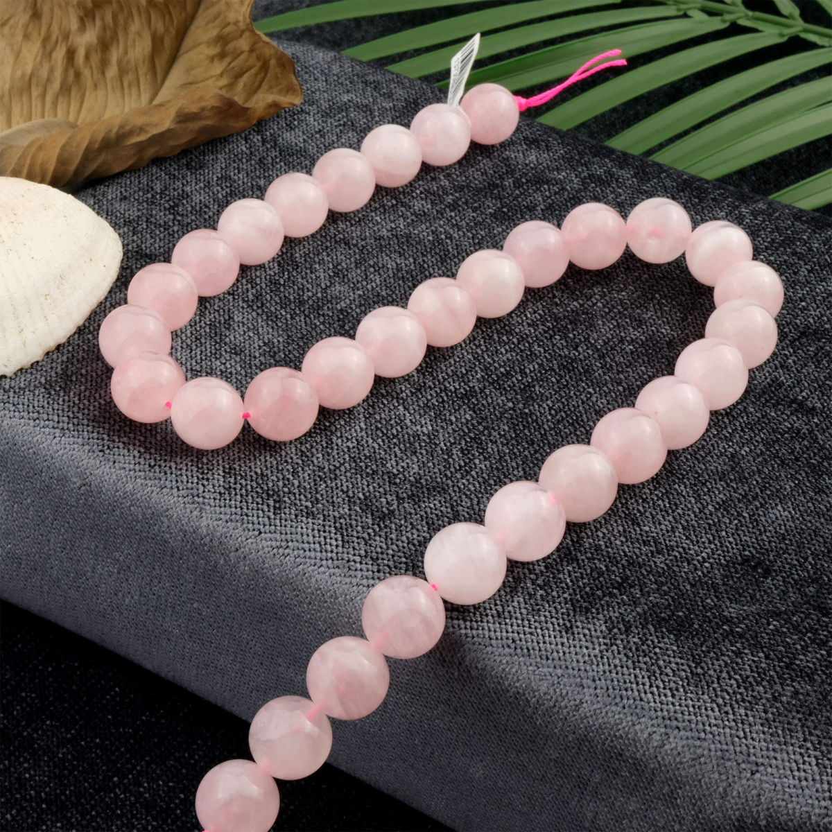 Madagaskar Pembe Kuvars doğal taş dizi 12mm – yoğun pembe tonlarıyla sevgi, huzur ve kalp enerjisini yansıtan toptan doğal taş dizi