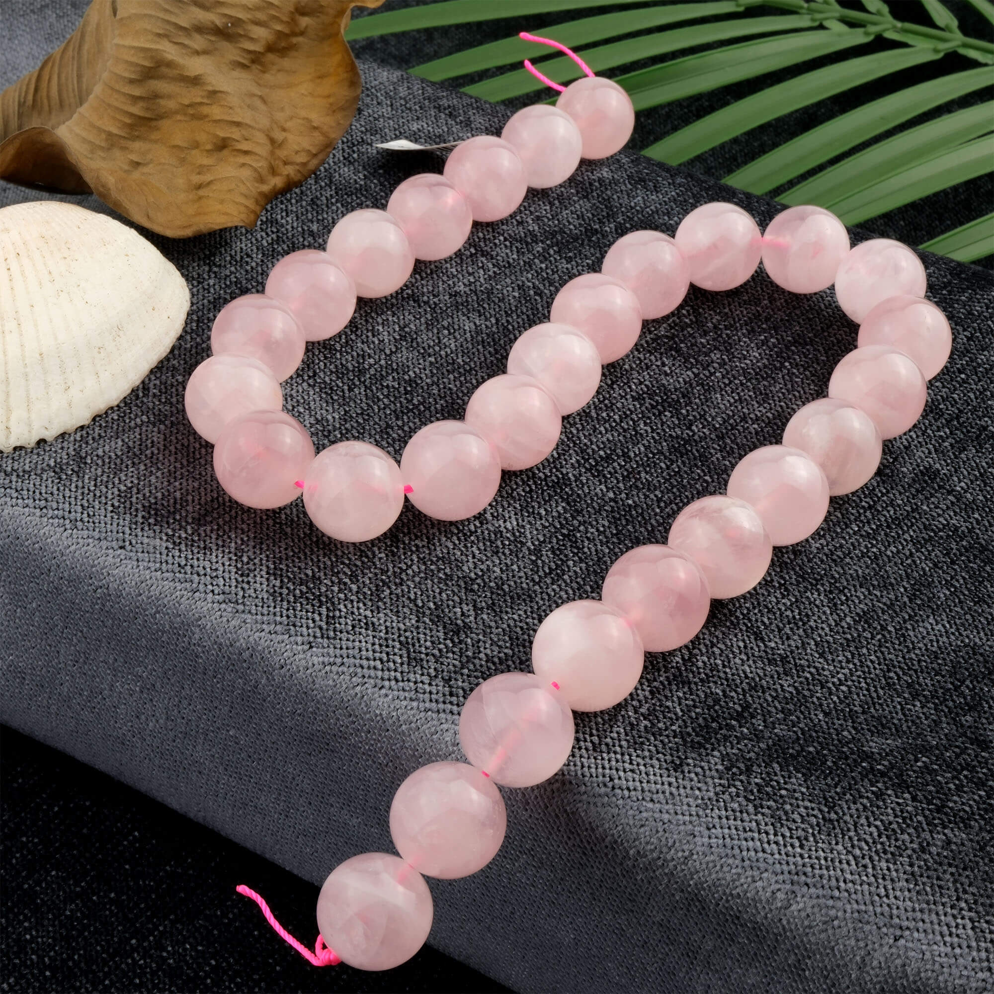 madagaskar-pembe-kuvars-dizi-dogal-tas-dizi-14mm-safir-tas-evi (2) Madagaskar Pembe Kuvars doğal taş dizi 14mm – güçlü pembe tonlarıyla sevgi, huzur ve kalp enerjisini temsil eden toptan doğal taş dizi