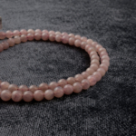 Madagaskar Pembe Kuvars doğal taş dizi 4mm – saf pembe tonlarıyla sevgi, şefkat ve duygusal denge enerjisi taşıyan toptan doğal taş dizi