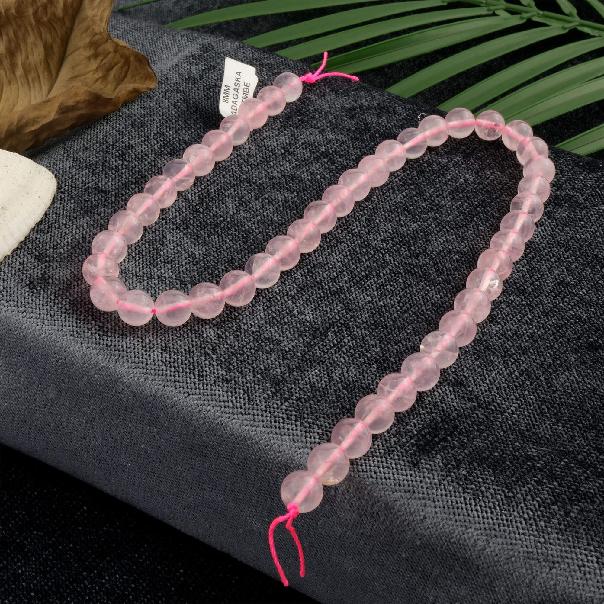 madagaskar-pembe-kuvars-dizi-dogal-tas-dizi-8mm-safir-tas-evi- (2) Madagaskar Pembe Kuvars doğal taş dizi 8mm – sevgi, huzur ve içsel denge enerjisini yayan zarif tonlarıyla öne çıkan toptan doğal taş dizi.