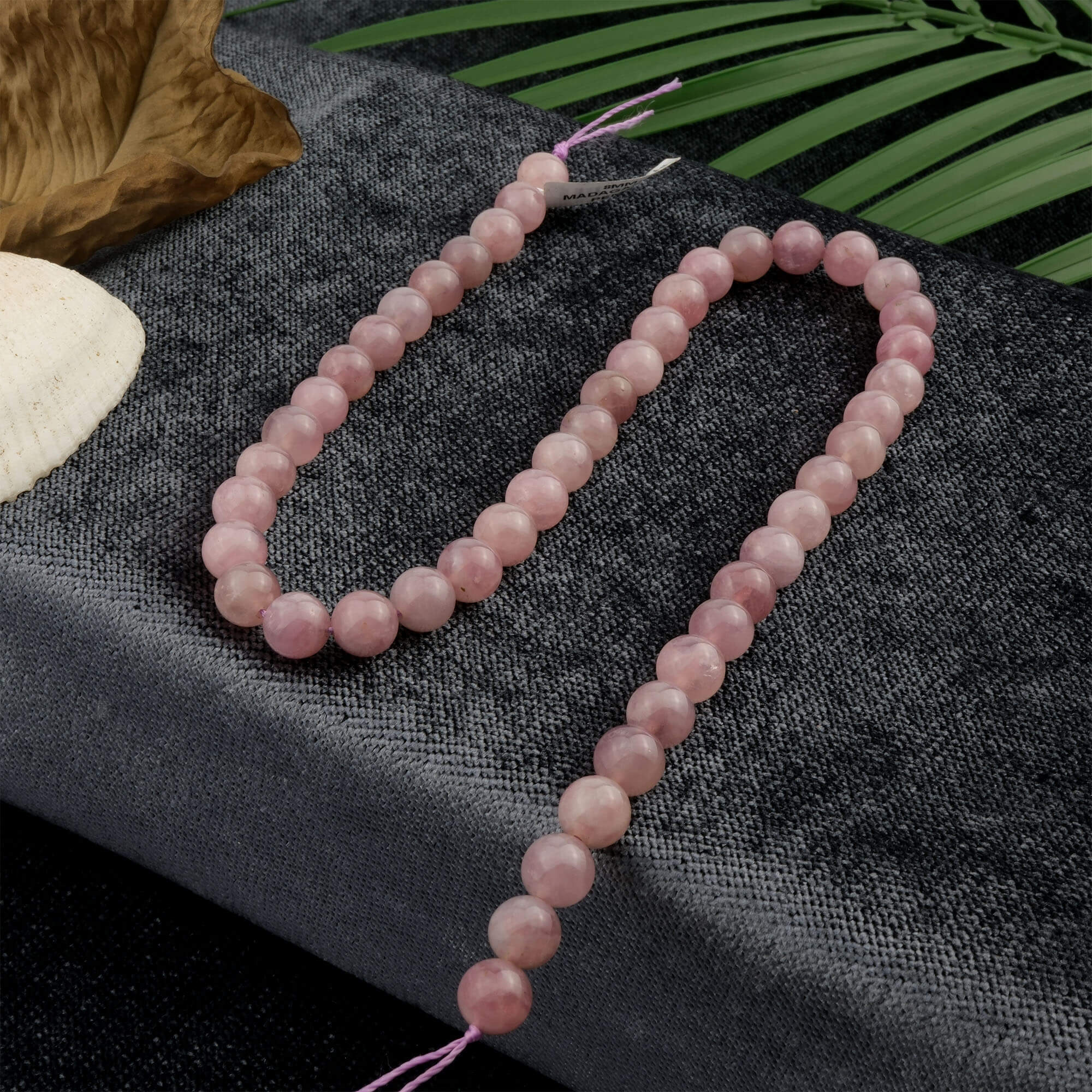 madagaskar-pembe-kuvars-dizi-dogal-tas-dizi-8mm-safir-tas-evi (2) Madagaskar Pembe Kuvars doğal taş dizi 8mm – sevgi, huzur ve duygusal denge enerjisiyle kalp çakrasını dengeleyen toptan doğal taş dizi.