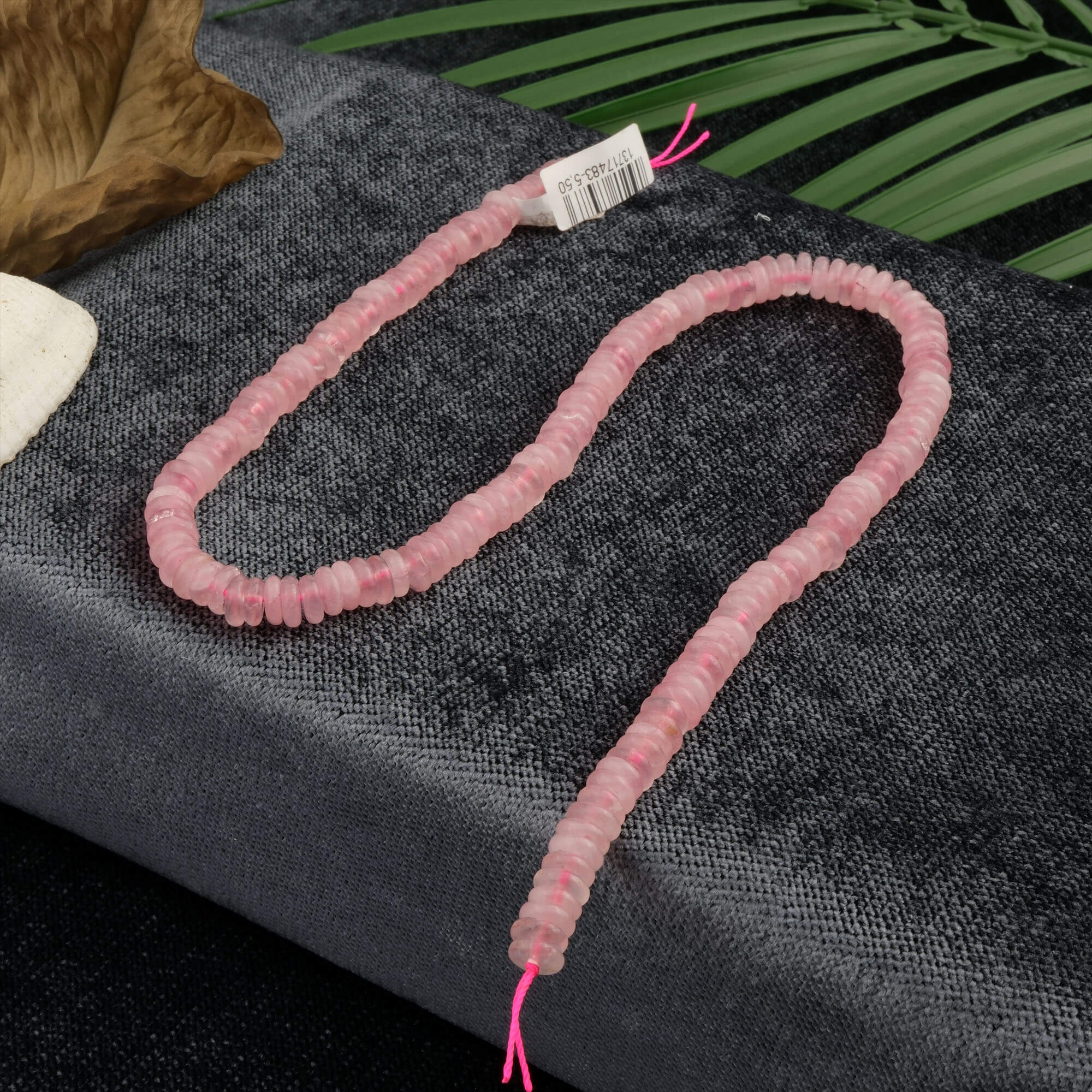 rondel-kesim-pembe-kuvars-dizi-dogal-tas-dizi-6x2mm-safir-tas-evi- (2) Rondel kesim Pembe Kuvars taşı, aşkın, huzurun ve kalp enerjisinin sembolü olarak takı yapımında tercih edilen, şeffaf pembe tonlarında parlayan toptan doğal taş dizi.