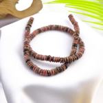 Rondel kesim Rodonit taşı, pembe ve siyah tonlarıyla sevgi, şefkat ve denge enerjisini temsil eden; bileklik, kolye ve tesbih tasarımlarında kullanılan toptan doğal taş dizi.