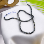 Sodalit doğal taş dizi 4mm – lacivert ve beyaz damarlarıyla zihin açıklığı, huzur ve sezgi dengesi sağlayan toptan doğal taş dizi.