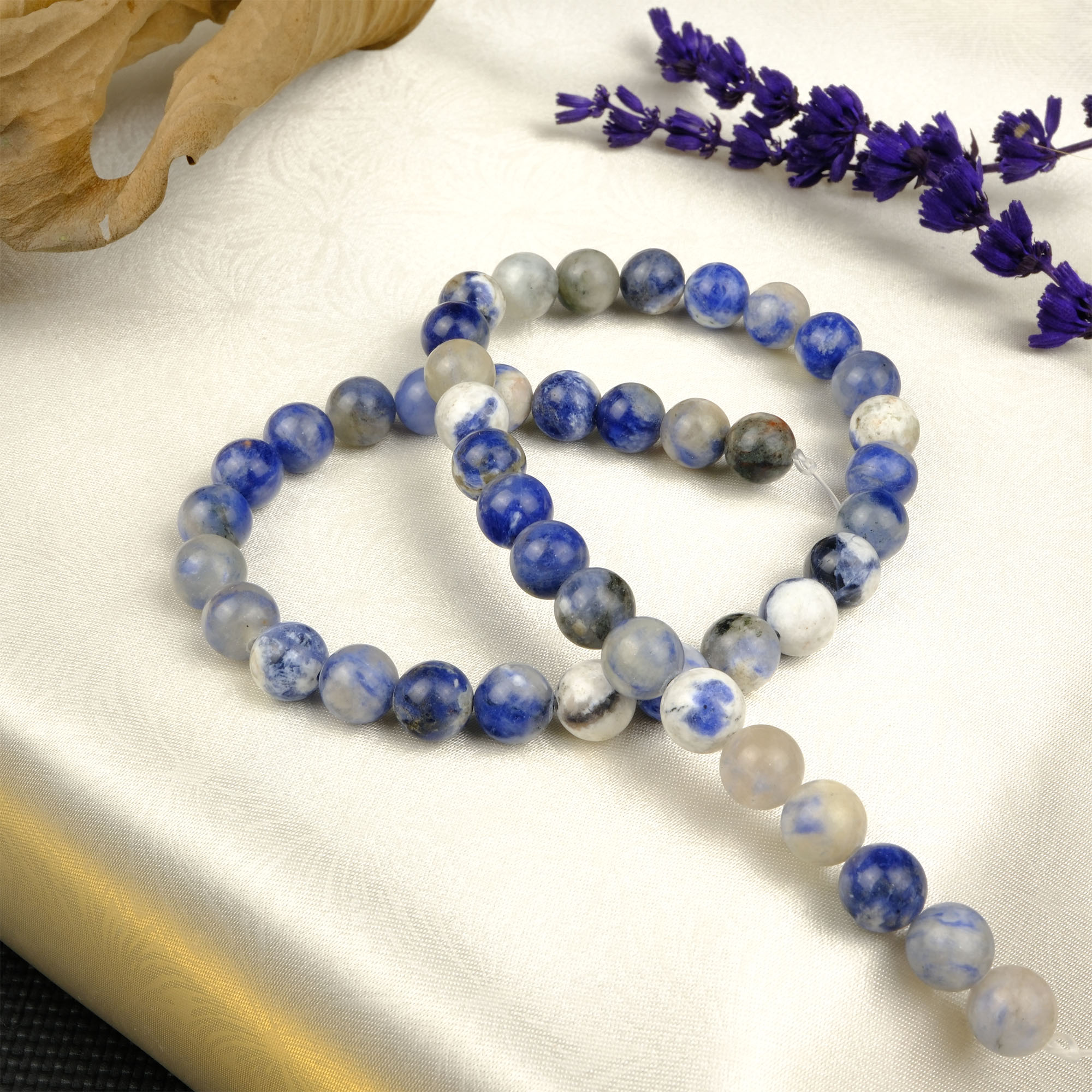 sodalit-dizi-dogal-tas-dizi-8mm-safir-tas-evi- (1) Sodalit 8mm toptan doğal taş dizi – lacivert ve beyaz damar desenleriyle bilinen zihinsel berraklık taşı; bileklik ve kolye tasarımlarında estetik bir derinlik sunar.