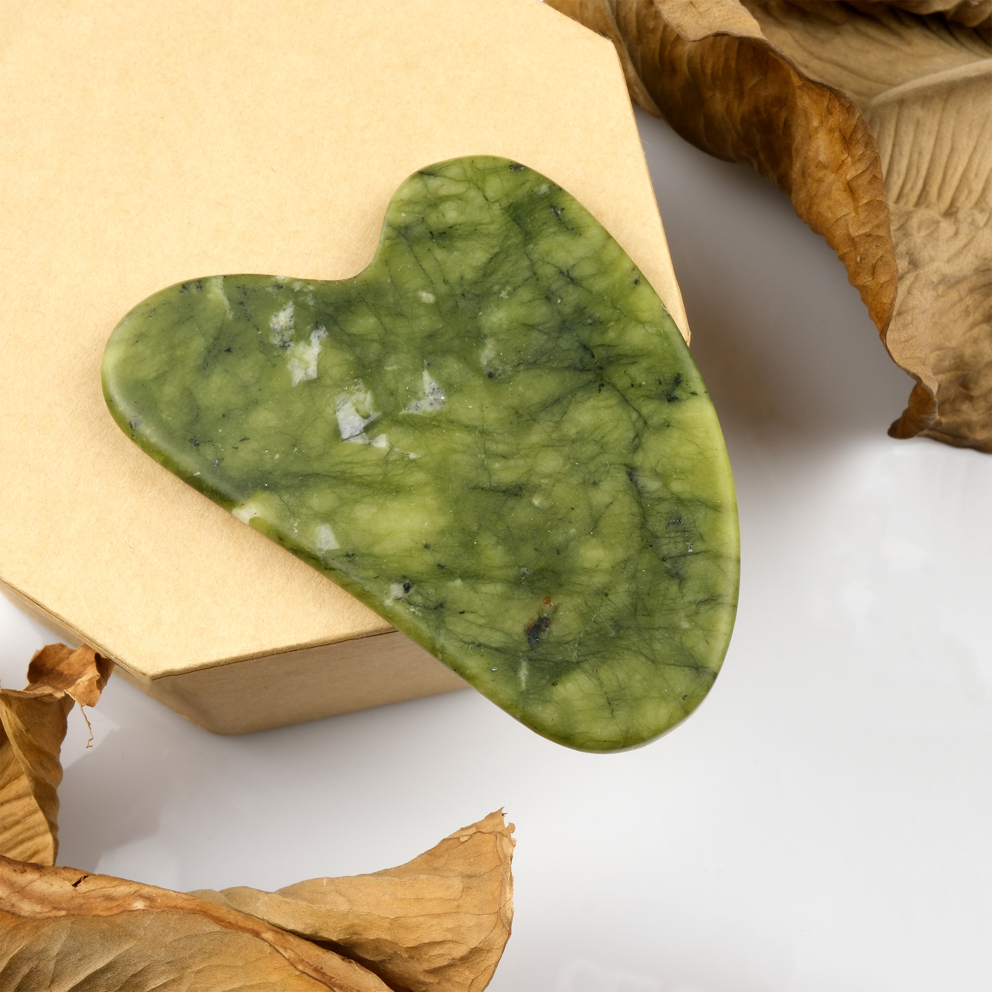 yesim-tasi-gua-sha- (1) doğal taş gua sha yeşim taşı kalp form yüz masajı cilt bakım ürünü toptan satış