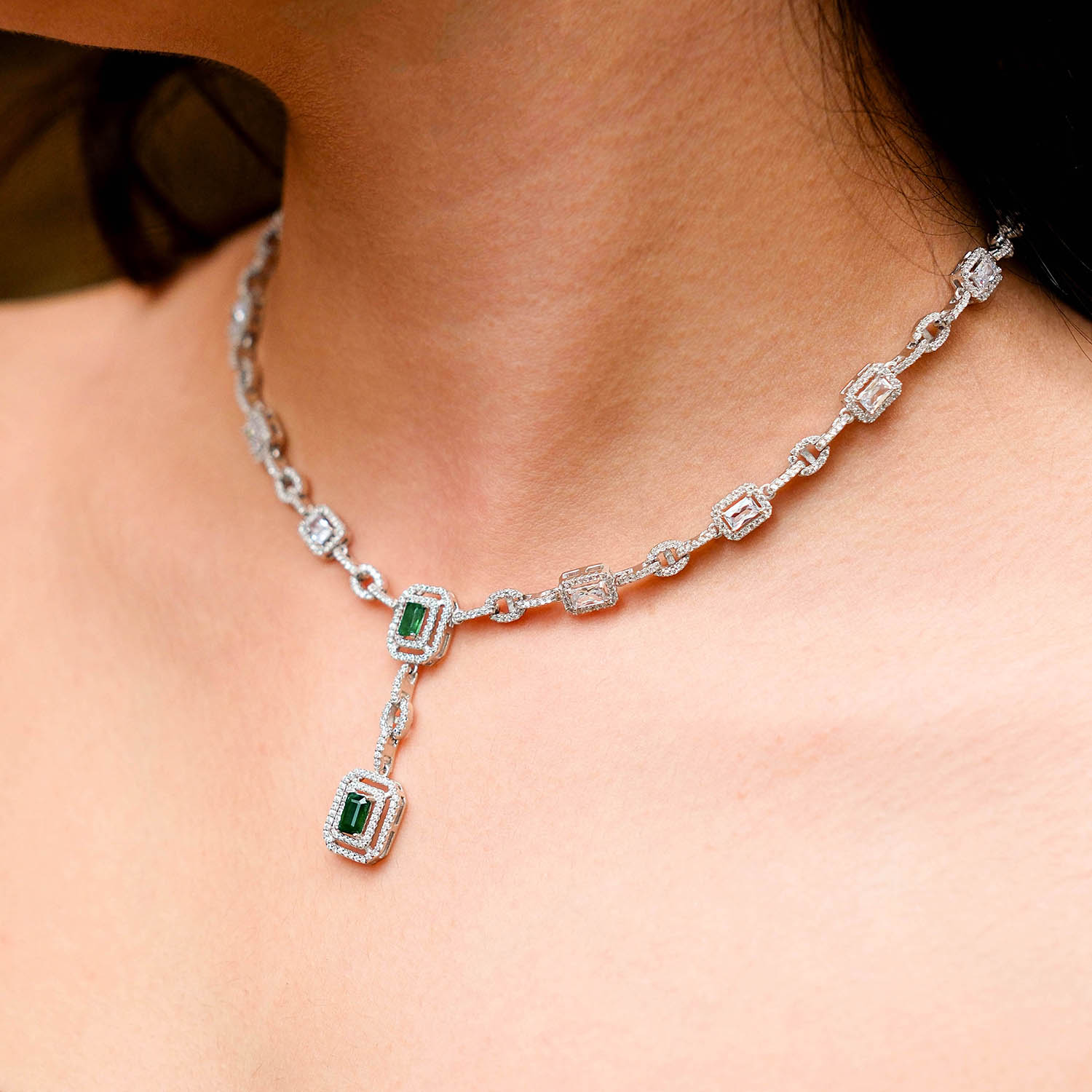 Swarovski-tas-suslemeli-Gerdanlik3-0.jpg Zambiya Zümrüt ve Swarovski Süslemeli Doğal Taş Gümüş Bayan Gerdanlık - Görsel 1