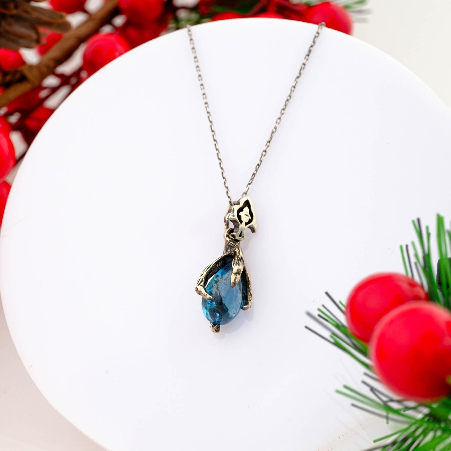konya-dogaltas-evi-blue-topaz-tasi-925-ayar-gumus-tasarimli-kolye.jpg Blue Topaz Taşı 925 Ayar Gümüş Tasarım Kolye - Görsel 1