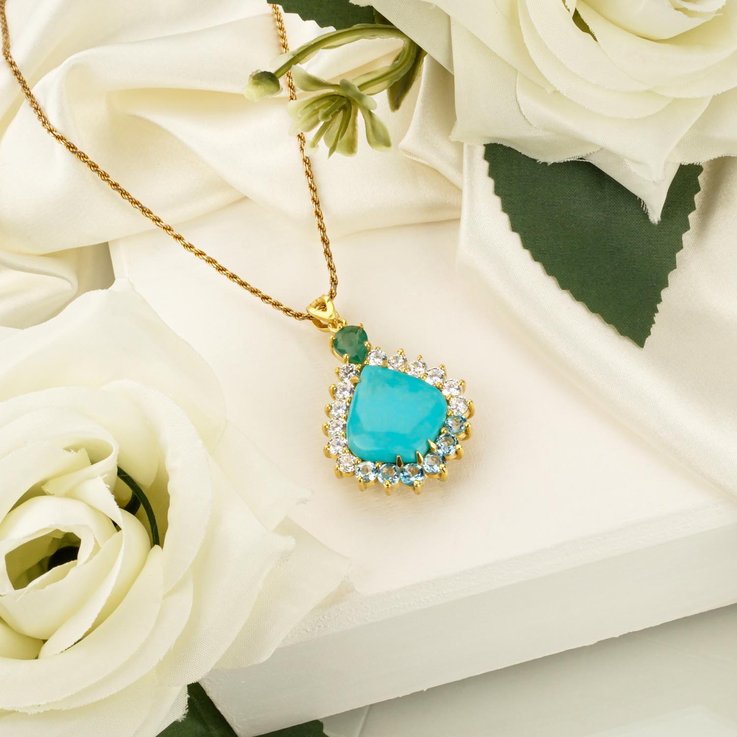 konya-dogaltas-evi-orijinal-ozel-turkuaz-firuze-zumrut-blue-topaz-925-ayar-gumus-kolye.jpg Orijinal Özel Turkuaz (Firuze), Zümrüt ve Blue Topaz Taşı 925 Ayar Gümüş Tasarımlı Kolye - Görsel 1