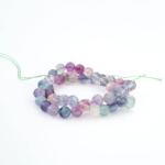 Filo di pietra naturale di fluorite arcobaleno di qualità 4A+ taglio sfaccettato in dimensione 8mm con sfumature viola e verdi per gioielli.