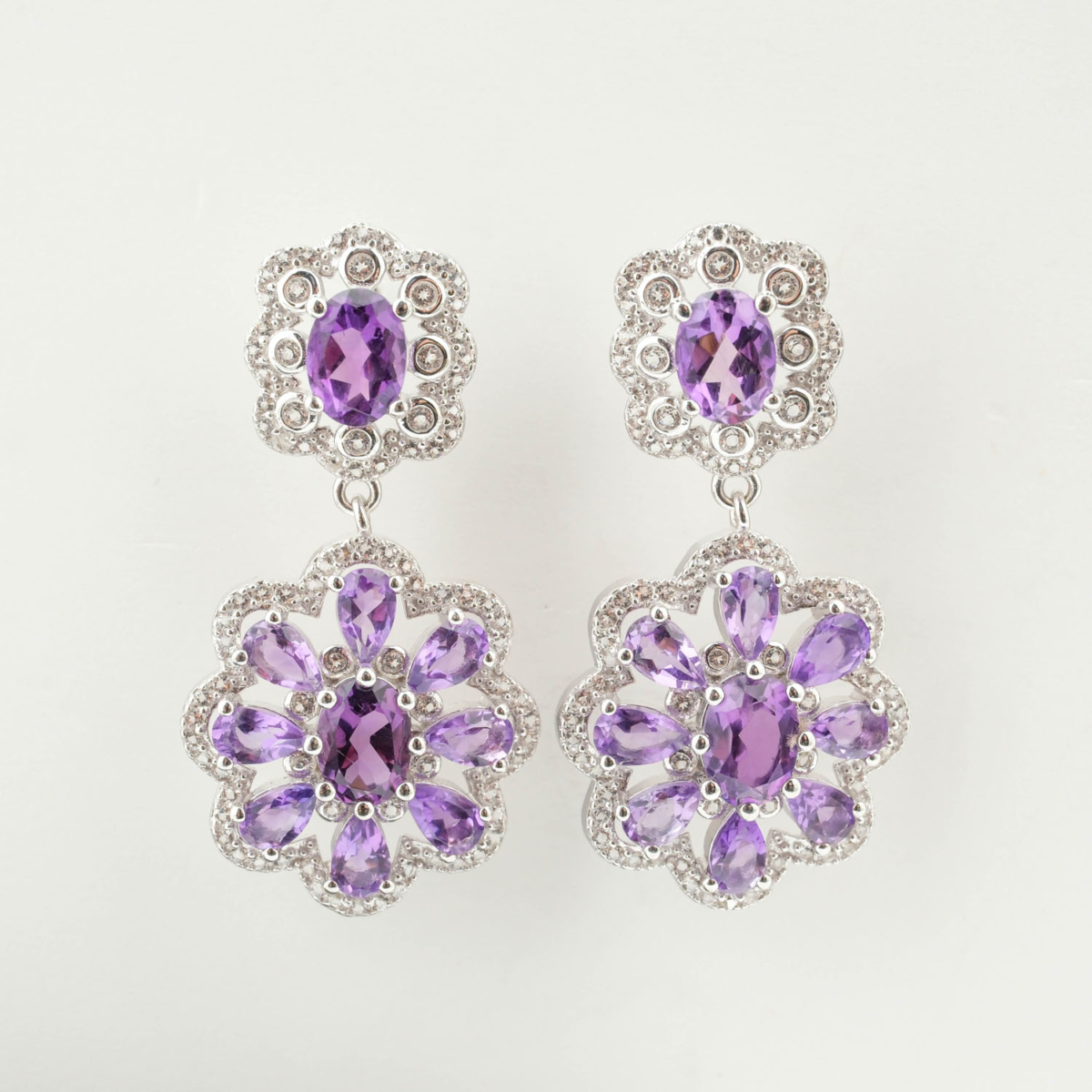 Orecchini di design di lusso in argento sterling 925 con pietre di ametista viola naturale a taglio sfaccettato in forma di fiore.