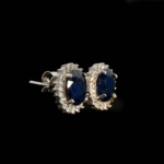 Oval faset kesim lacivert safir taşlı ve çevresi zirkon işlemeli halo model 925 ayar gümüş tasarım küpe.