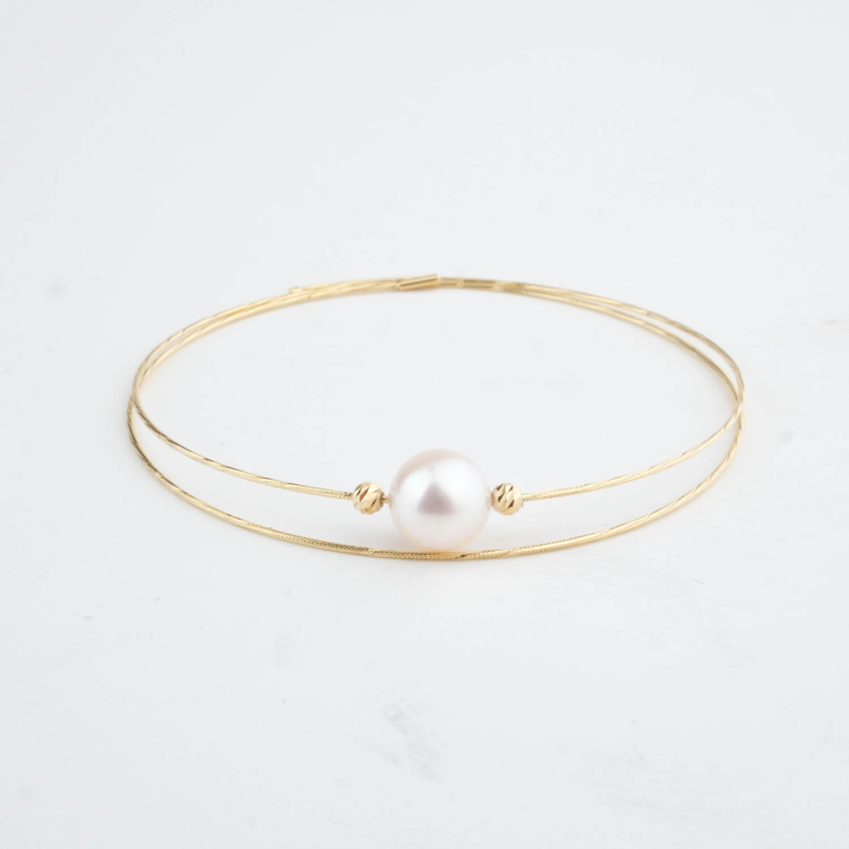 18k gold double-wire bracelet featuring a luxurious original white Tahitian pearl in the center.