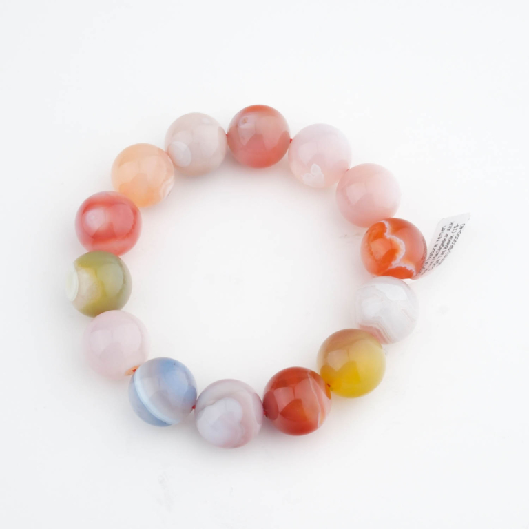 Bracelet au design flexible composé de perles extra-larges de 15 à 16 mm d'agate originale du Yémen et d'agate colorée de Madagascar.