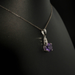 Ciondolo di design di lusso realizzato con una pietra di ametista viola naturale a taglio sfaccettato rotondo incastonata in argento sterling 925.