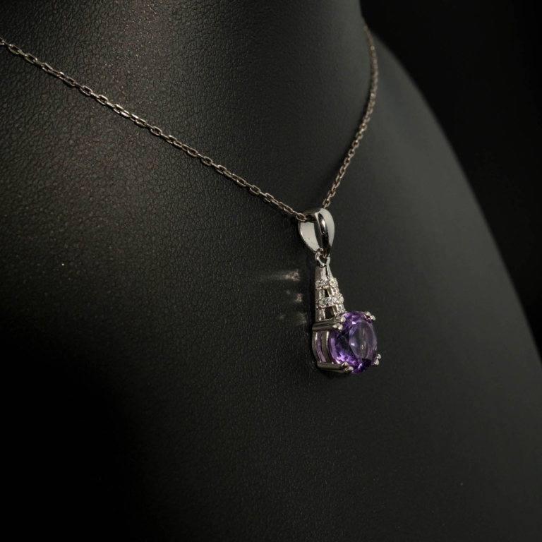 Ciondolo di design di lusso realizzato con una pietra di ametista viola naturale a taglio sfaccettato rotondo incastonata in argento sterling 925.