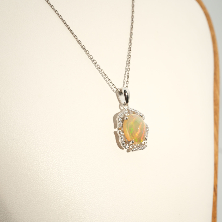 Ciondolo di design di lusso realizzato con pietre di opale naturale a taglio cabochon ovale incastonate in argento sterling 925 con accenti di zirconi.