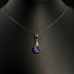 Colgante de diseno de lujo hecho de una piedra de ametista morada natural de corte facetado redondo engastada en plata de ley 925.