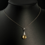 Luxus-Design-Kette aus einem originalen gelben Citrin-Edelstein im Facetten-Rundschliff, gefasst in 925er Sterlingsilber.