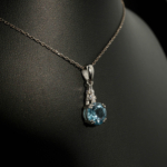 Ciondolo di design di lusso realizzato con una pietra di topazio azzurro naturale a taglio sfaccettato rotondo incastonata in argento sterling 925.