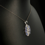Ciondolo di design di lusso in argento sterling 925 con pietre di zaffiro naturale a taglio sfaccettato ovale e accenti di zirconi.