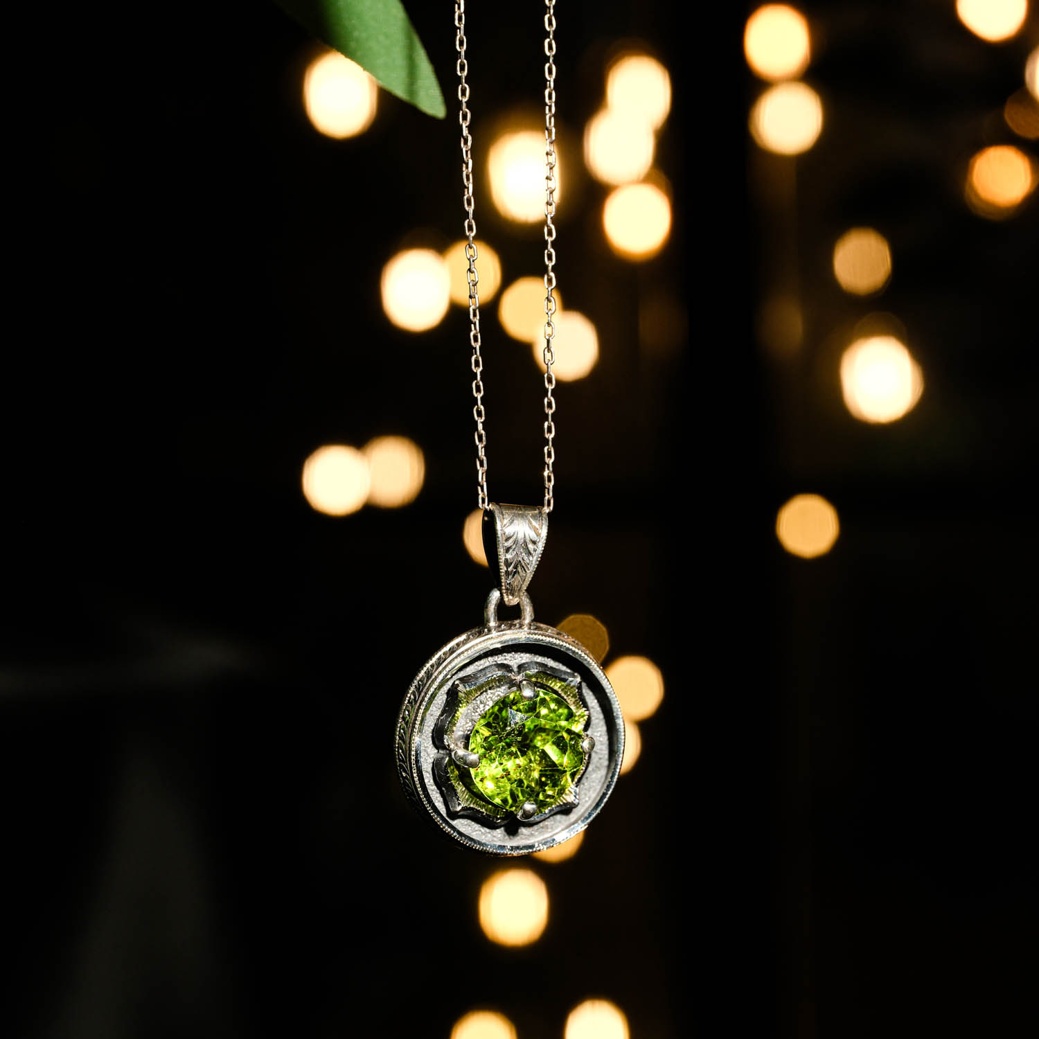 collar-plata-hecho-a-mano-peridoto-redondo Yuvarlak faset kesim orijinal zebercet doğal taşlı ve çiçek yaprağı tırnak detaylı 925 ayar gümüş kolye.